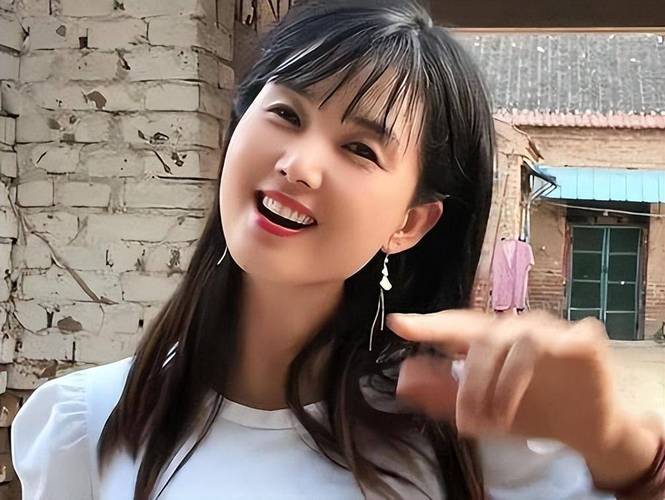 抖音直播_抖音一笑倾城中老年粉丝_抖音对口型唱歌网红一笑倾城